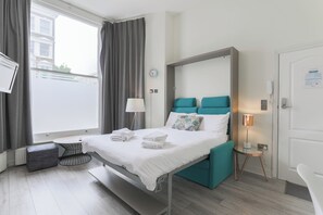 1 bedroom, iron/ironing board, free WiFi, bed sheets - Stylish & Bright Studio in Kensington  (London)
