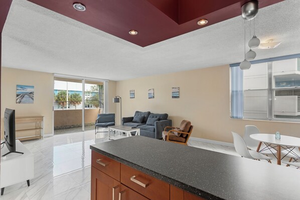 Appartement, plusieurs lits, accès piscine | Coin séjour