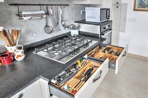 Fridge, microwave, oven, stovetop - Nilde's House. 100 sqm elegant, Wifi and air conditioning, close to trains and buses. (La Spezia)