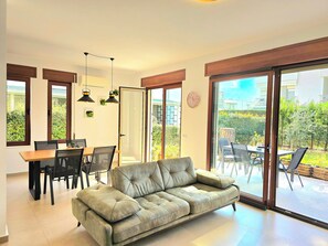 Maison Confort, 3 chambres, balcon, vue jardin | Salle de séjour