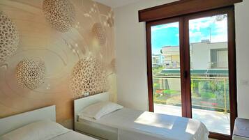 Nhà tiện nghi đơn giản, 3 phòng ngủ, ban công, quang cảnh vườn | 3 phòng ngủ, truy cập Internet không dây miễn phí