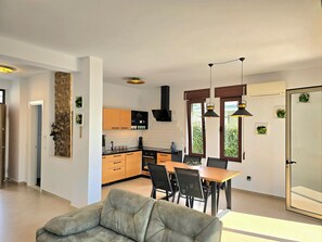 Maison Confort, 3 chambres, balcon, vue jardin | Coin séjour