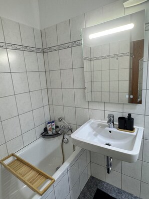 Hårtørrer, håndklæder, Sæbe, Toiletpapir