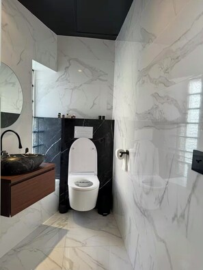 Douche, serviettes fournies, papier de toilette