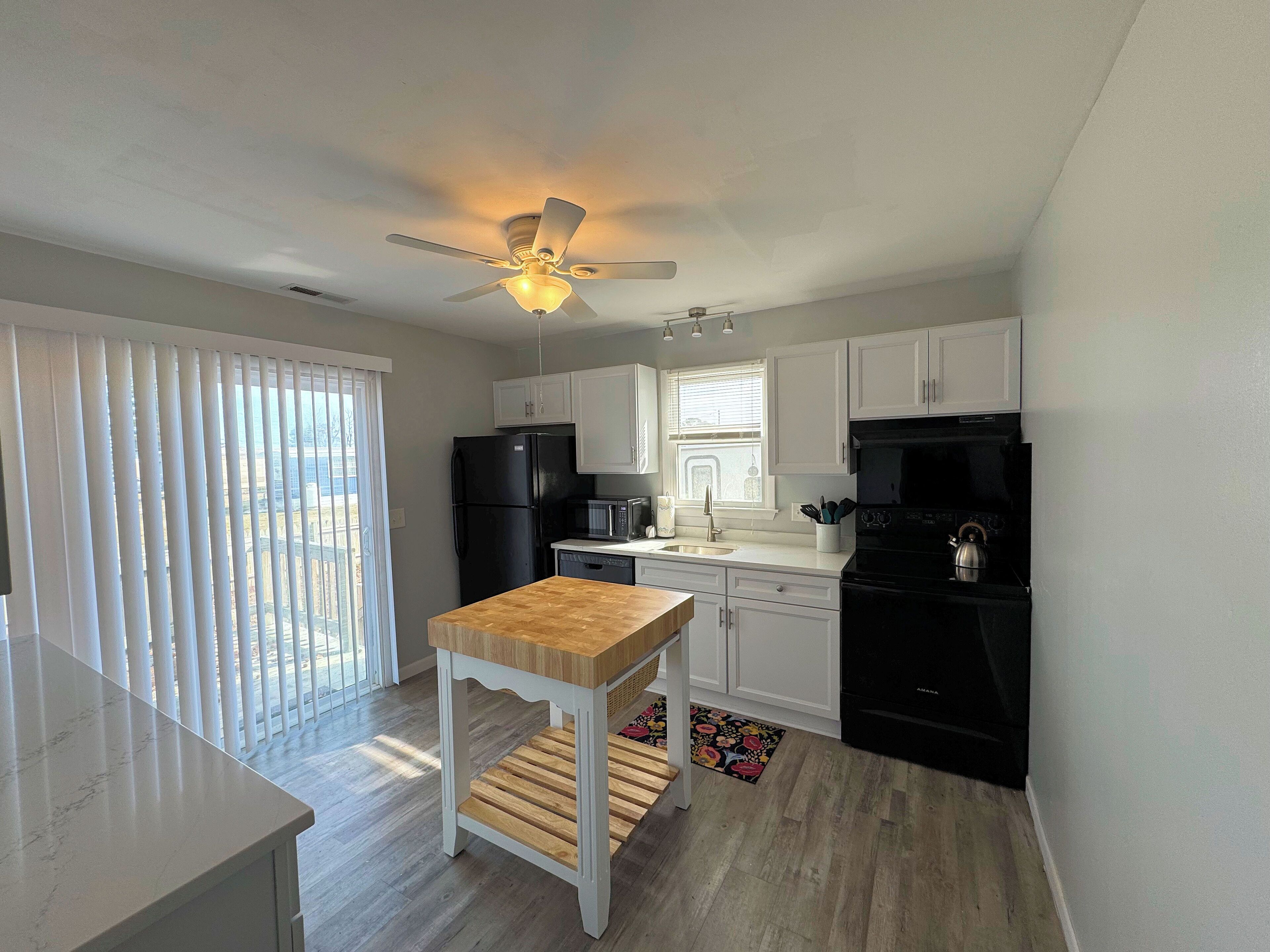 Réfrigérateur, micro-ondes, cafetière/bouilloire, grille-pain