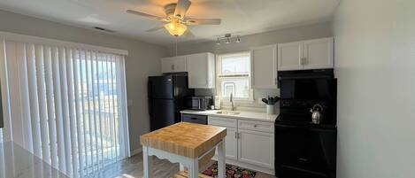 Køleskab, mikrobølgeovn, kaffe-/temaskine, brødrister