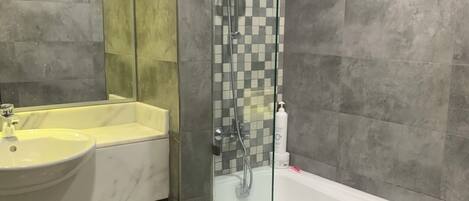 Haartrockner, Handtücher, Toilettenpapier