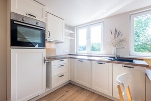 Frigorifero, forno, piano cottura, lavastoviglie