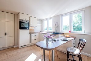 Een koelkast, een oven, een kookplaat, een vaatwasser