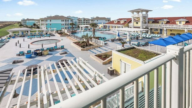 Un resort con varias piscinas, zonas de descanso y vistas del paisaje circundante.