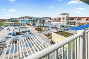 Ein Resort mit mehreren Schwimmpools, Liegebereichen und Blick auf die umliegende Landschaft.