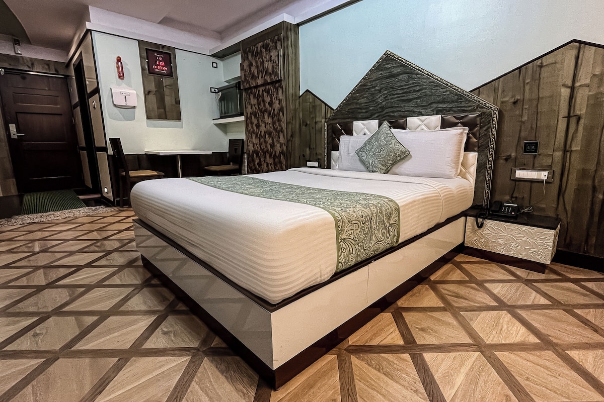 Grand Suite | Hypo-allergenic bedding, pillow-top beds, in-room safe