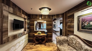 Presidential Suite | Living area - BEVERLY VILLA (Ooty)