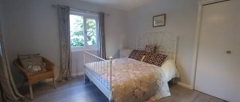 4 bedrooms, iron/ironing board, free WiFi, bed sheets