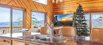 Mountain Retreat with Stunning views, 7 Priv Acres, Sauna, Hot Tub, and Gameroom