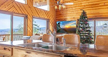 Mountain Retreat with Stunning views, 7 Priv Acres, Sauna, Hot Tub, and Gameroom