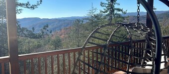 Mountain Retreat with Stunning views, 7 Priv Acres, Sauna, Hot Tub, and Gameroom