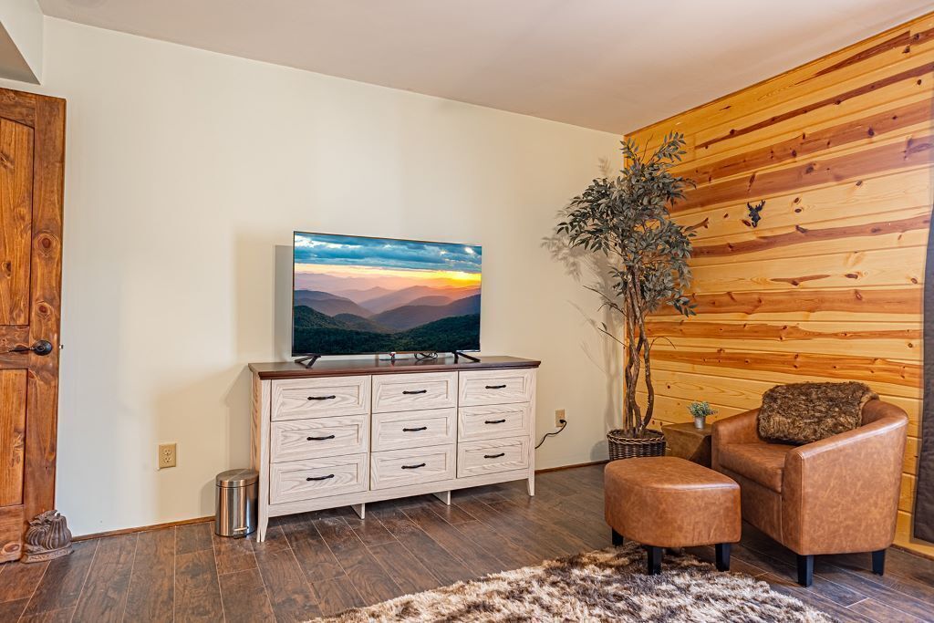 Mountain Retreat With Stunning Views, 7 Priv Acres, Sauna, Hot Tub, And Gameroom - Lake Toxaway, NC