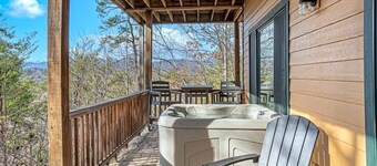 Mountain Retreat with Stunning views, 7 Priv Acres, Sauna, Hot Tub, and Gameroom