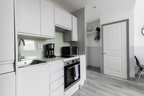 Kühlschrank, Mikrowelle, Ofen, Herdplatte
