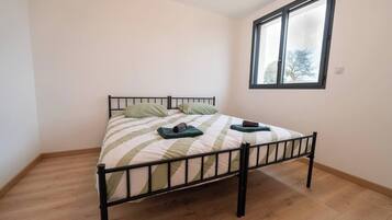 4 bedrooms, iron/ironing board, Internet, bed sheets