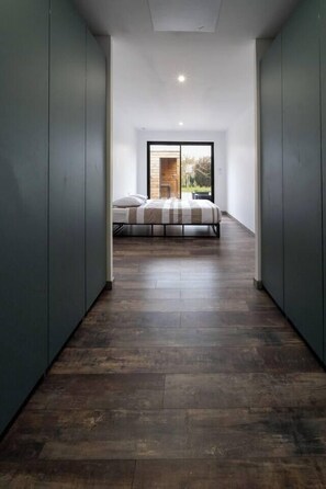 4 habitaciones, tabla de planchar con plancha y acceso a internet 