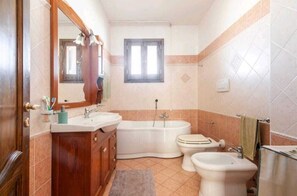 シャワー、ヘアドライヤー、ビデ、タオル