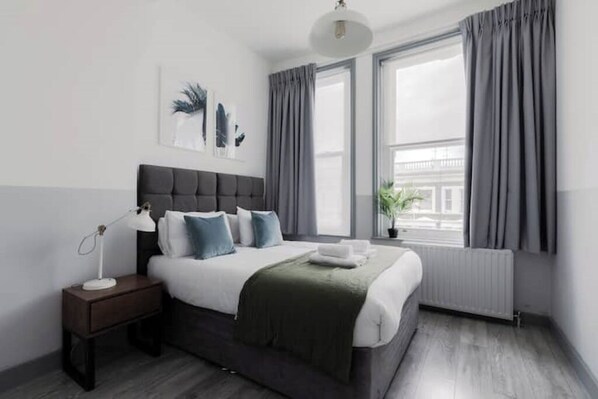 1 bedroom, iron/ironing board, WiFi, bed sheets - Bright & Sunny Apartment with a view of Kensington (London)