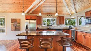 Fridge, microwave, oven, stovetop - Privacy and Elegance in Princeville (Princeville)