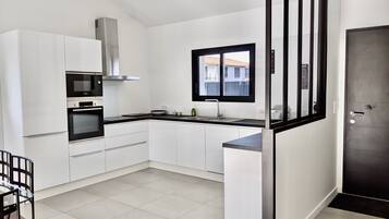 Een koelkast, een microgolfoven, een oven, een kookplaat