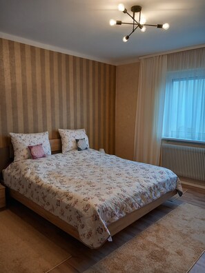 2 dormitoris, un bressol de viatge, wifi gratuïta i roba de llit 