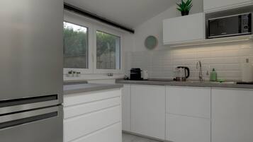 Réfrigérateur, micro-ondes, four, plaque de cuisson