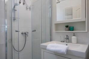 Een douche, een haardroger, handdoeken, zeep