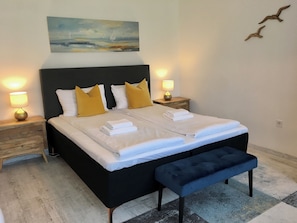 3 bedrooms, in-room safe, iron/ironing board, travel cot - Vento Balaton - w/heated pool (Alsóörs)