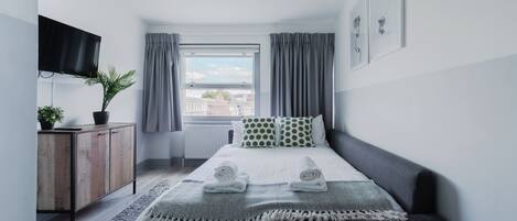 1 غرفة نوم ومكواة/لوح كي وواي فاي وملاءات أسرّة