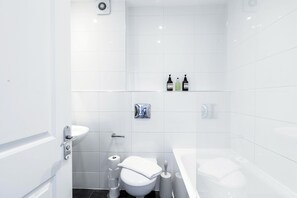 Sèche-cheveux, serviettes fournies, savon, papier toilette
