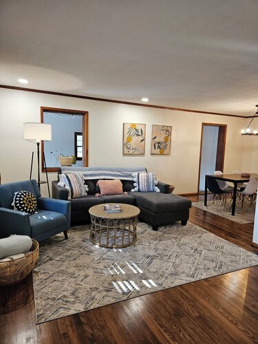 Charming 3-bedroom house with all the amenities located in the heart of Jackson