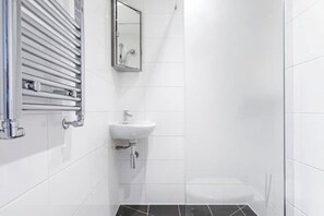 Haartrockner, Handtücher, Seife, Toilettenpapier