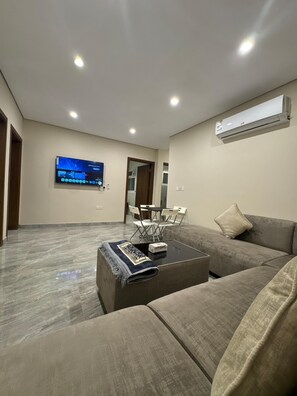 100-inch Smart TV with satellite channels - Dar Joud Hotel - Madinah (Madinah)