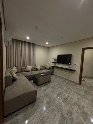 100-inch Smart TV with satellite channels - Dar Joud Hotel - Madinah (Madinah)