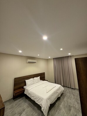 Een minibar, een strijkplank/strijkijzer, beddengoed
