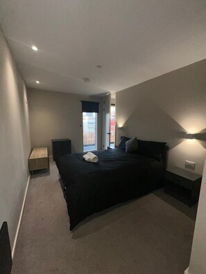 2 عدّة غرف نوم وواي فاي مجانًا وملاءات أسرّة