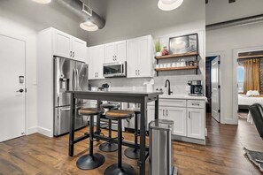 Microondas, parrilla de estufa, lavavajillas y cafetera y tetera 