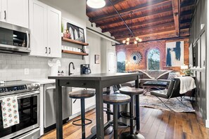 Microondas, parrilla de estufa, lavavajillas y cafetera y tetera 