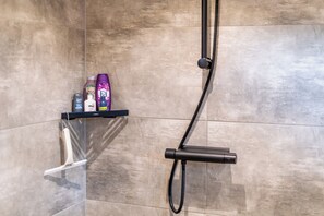 Dusche, Haartrockner, Handtücher, Seife
