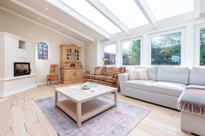 Smart-TV, peis og bøker