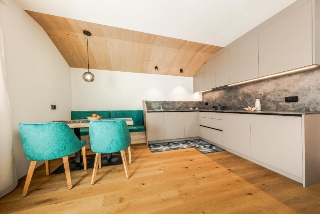 Kühlschrank, Geschirrspüler, Wasserkocher mit Kaffee-/Teezubehör