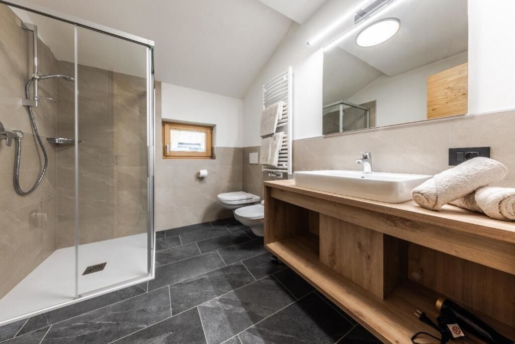 Een douche, een haardroger, een bidet, handdoeken