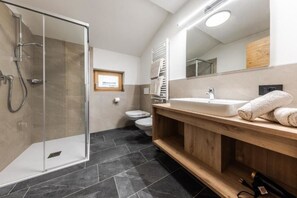 Regadera, secadora de cabello, bidet, toallas 