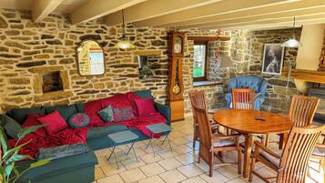 Una chimenea, libros